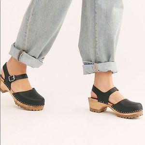 Black leather Wood Clog with ankle strap Size 40 9 Women’s *~Fall tend alert!!~*